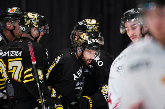 s Emil Lundberg blir gratulerad