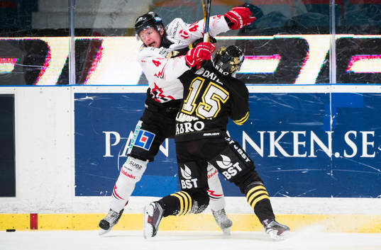 s Jonathan Andersson i en tackling