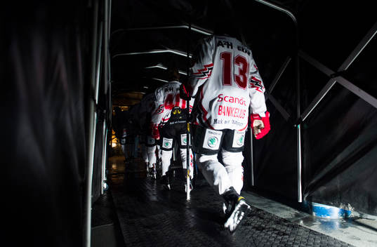 Vita Hästens Henrik Bankelius påväg ut till hockeyrinken