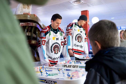 Frölundas Joel Lundqvist leker med barnen på Drottning