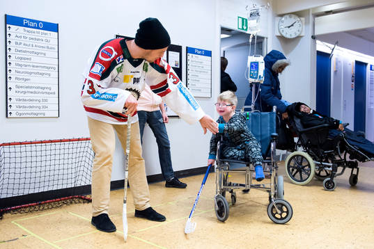 Frölundas Oliver Bohm leker med barnen på Drottning