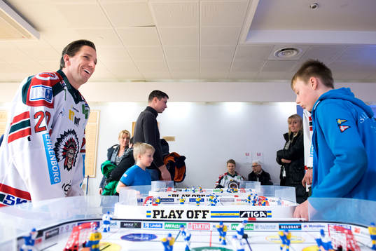 Frölundas Joel Lundqvist leker med barnen på Drottning