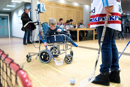 Frölundas spelare leker med barnen på Drottning Silvias