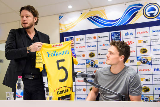 Elfsborgs klubbchef Stefan Andreasson håller upp tröja #5