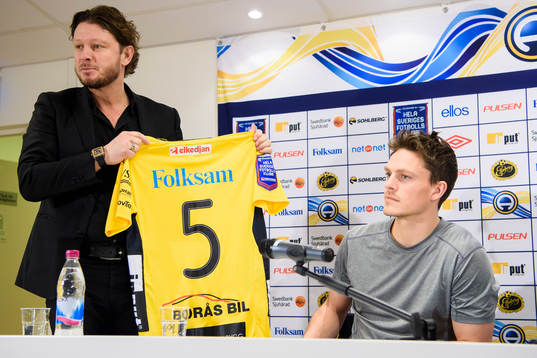 Elfsborgs klubbchef Stefan Andreasson håller upp tröja #5