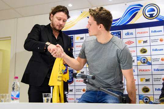 Elfsborgs klubbchef Stefan Andreasson hälsar nyförvärvet