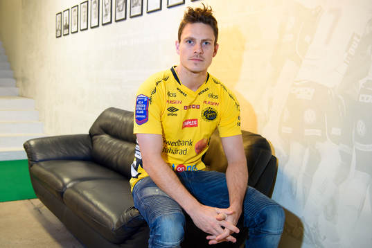 Nyförvärvet Jörgen Horn poserar på Borås arena