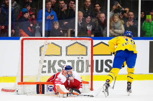 Danmarks målvakt Thomas Lillie släpper in 2-0 på straff