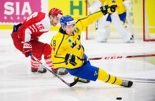 Danmarks Martin Eskildsen fäller Sveriges Gustav Forsling