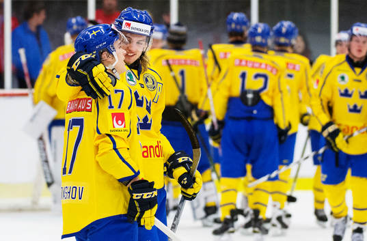 Sveriges Dmytro Timashov och William Lagesson kramar om