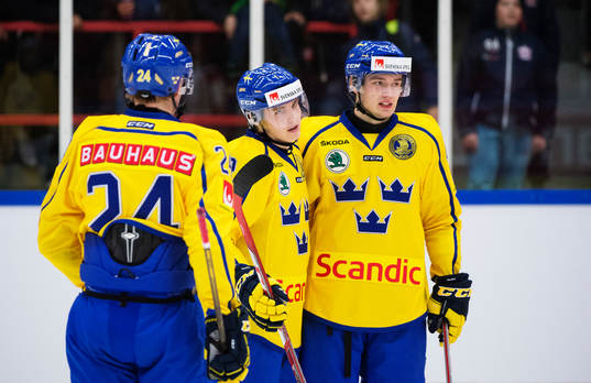 Sveriges Sebastian Aho (mitten)
