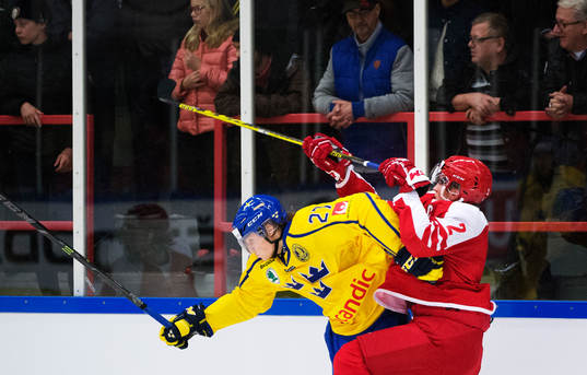 Sveriges Anton Karlsson i en duell med Danmarks Anders