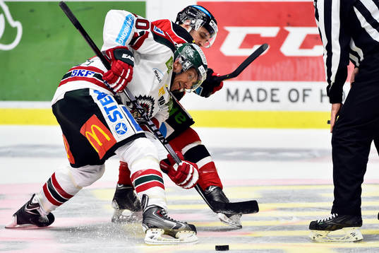 Frölundas Joel Lundqvist och Malmö Redhawks Eric Himelfarb
