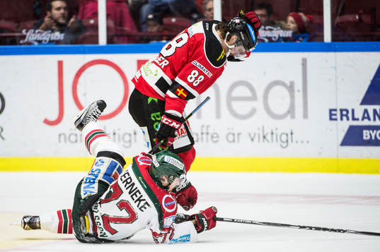 Närkamp mellan Peter Mueller och Frölundas Patrik Carlsson