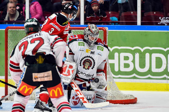 Malmö Redhawks Kent McDonell och Frölundas målvakt Lars