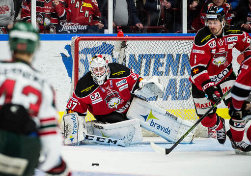 Pucken framför Malmö Redhawks målvakt Jonas Gunnarsson