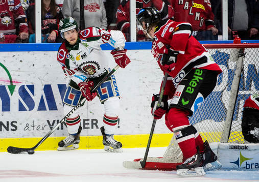 Frölundas Ryan Lasch mot Malmö Redhawks Stefan Warg