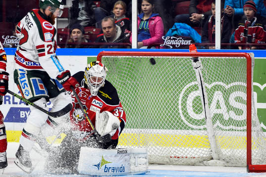 Frölundas Robin Figren framför Malmö Redhawks målvakt
