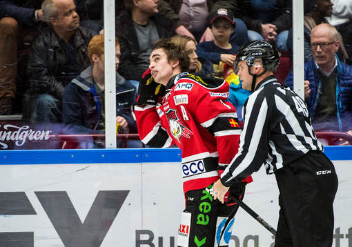 Malmö Redhawks Nils Andersson, här med linjedomare Ludvig