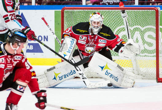 Malmö Redhawks målvakt Jonas Gunnarsson täcker skott