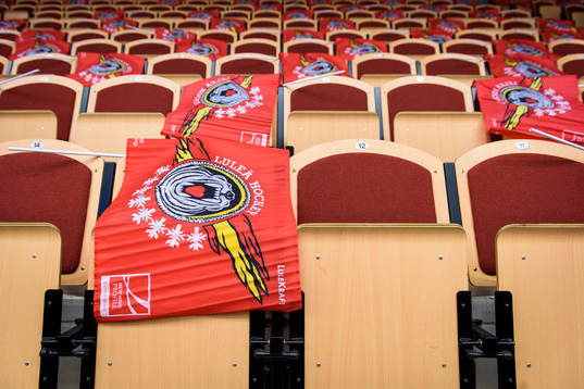Flaggor läggs ut på stolarna i Coop Norrbotten Arena