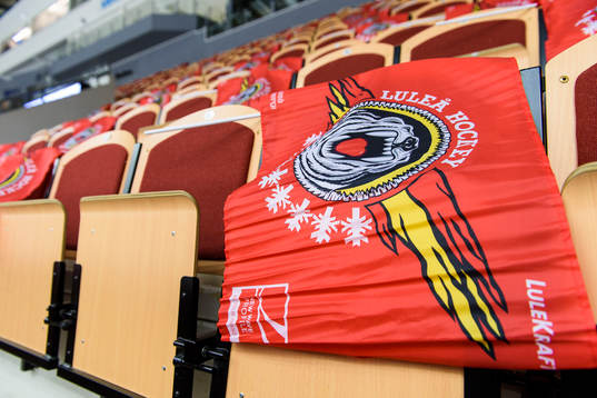 Flaggor läggs ut på stolarna i Coop Norrbotten Arena