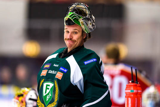 Färjestads målvakt Justin Pogge på uppvärmning