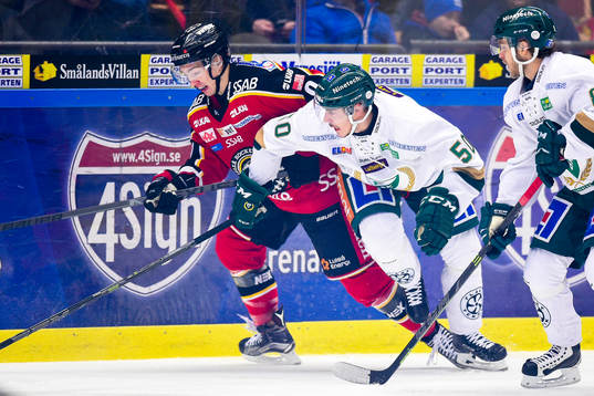 Luleås Johan Forsberg i kamp mot Färjestads Sebastian