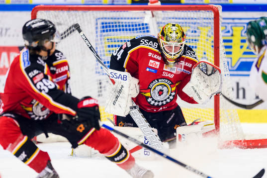 Luleås målvakt Joel Lassinantti räddar ett skott