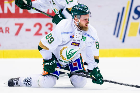 Färjestads Antti Tyrväinen knästående på isen