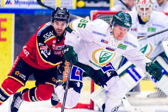 Färjestads Mikael Johansson jagas av Luleås Jacob Lagacé