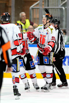 Örebros Jakub Krejcik och Greg Squires jublar med Marcus