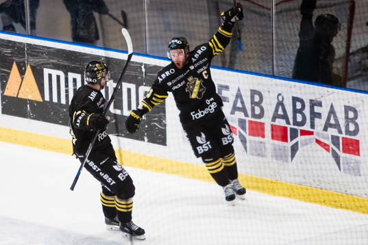 s Christian Sandberg jublar med Daniel Olsson Trkulja