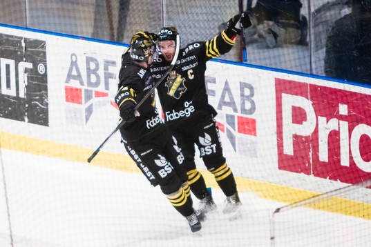 s Christian Sandberg jublar med Daniel Olsson Trkulja