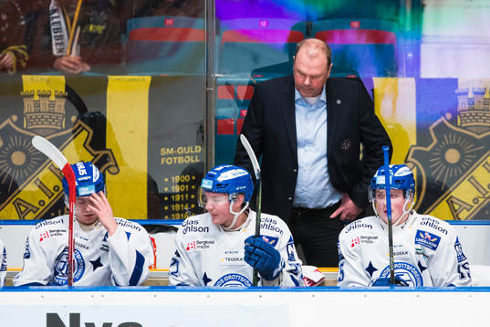Leksands tränare Per-Erik Johnsson deppar