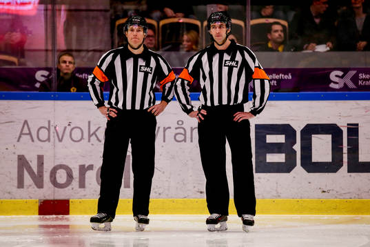 Domarna Tobias Björk och Linus Öhlund