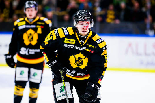 Skellefteås Arvid Lundberg lämnar isen blodig
