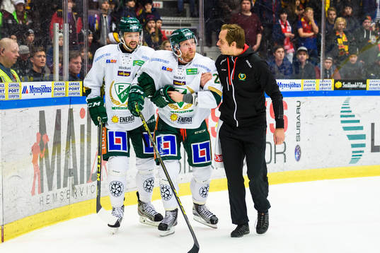 Färjestads Martin Röymark får hjälp att ta sig av isen
