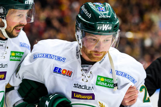 Färjestads Martin Röymark får hjälp att ta sig av isen