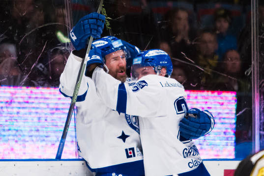 Leksands Tommi Paakkolanvaara jublar med Martin Grönberg