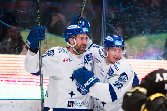 Leksands Tommi Paakkolanvaara jublar med Martin Grönberg