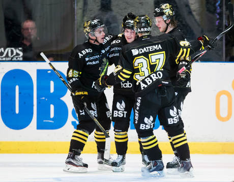 s Jesper Frödén jublar med Oscar Steen och Stefan