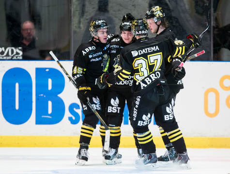 s Jesper Frödén jublar med Oscar Steen och Stefan