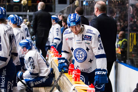 Leksands Jon Knuts har ont i avbytarbåset