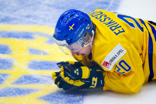 Sveriges Joel Eriksson Ek blöder