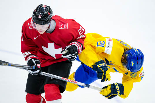 Bläddra bland fler bilder av Ishockey, JVM, dag 1, Schweiz - Sverige