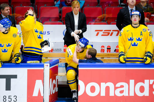 Sveriges William Nylander får vård i båset