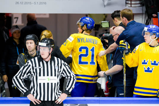 Sveriges William Nylander lämnar planen