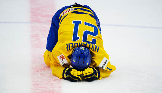 Sveriges William Nylander ligger ner på isen skadad