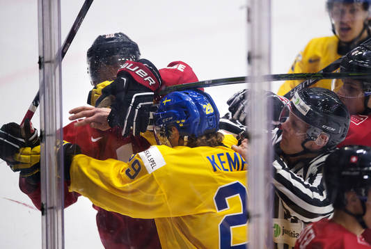 Schweiz Timo Meier i bråk med Sveriges Adrian Kempe